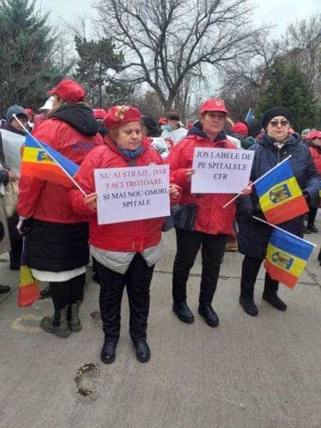 Angajații din spitalele CFR protestează la Ministerul Transporturilor