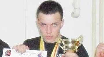 La 18 ani a făcut knock out un luptător de 32 de ani, în 30 de secunde