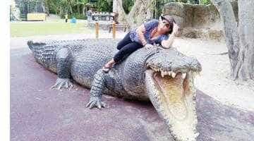 Soţia primarului din Bradu a trăit o lună printre crocodili, canguri şi rechini