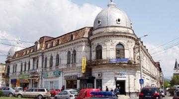 Fostul Mare Hotel Regal din Câmpulung, ruina pe care mai mulţi se ceartă în timp ce se dărâmă