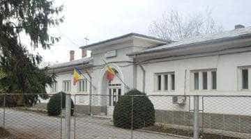 Fosta închisoare Piteşti este „păzită” de maidanezi şi uitată de autorităţile locale