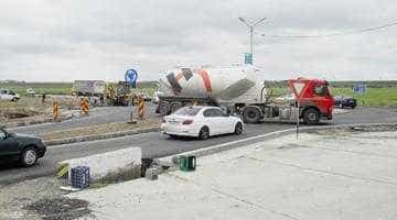 Constructorii sensului giratoriu de la intrare în Albota au blocat traficul pe DN65