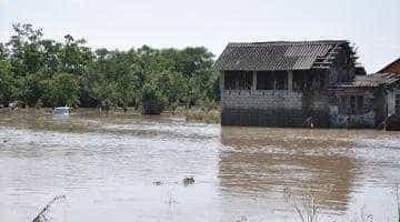 ISU Argeș încă mai scoate apa din case la Stolnici, Topoloveni şi Merişani