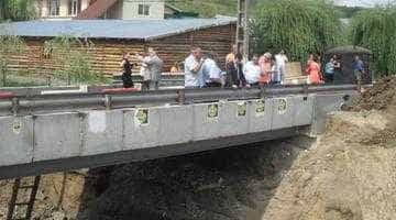 Podul provizoriu de la Poiana Lacului, dat în folosinţă