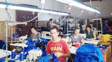 Echipele Fulham şi Parma, îmbrăcate cu echipament produs la Cepari