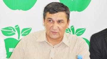 Primarul Baicea de la Costeşti fuge  de fotografii ca diavolul de tămâie