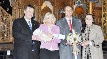 Deputata Simona Bucura-Oprescu,  în costum popular la botezul copilului