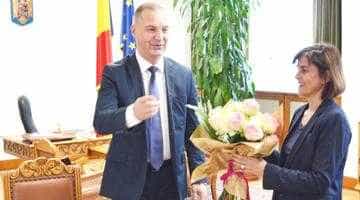 Directoarea Guerin de la Renault a dorit să viziteze  Casa Poporului, iar deputatul Drăghici a dat un comunicat de presă că a convins-o să nu mute Dacia de la Mioveni