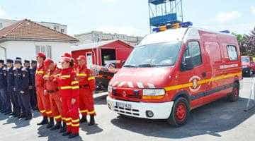 Mioveni: ambulanţa şi bărcile de salvare au fost predate serviciilor din judeţ