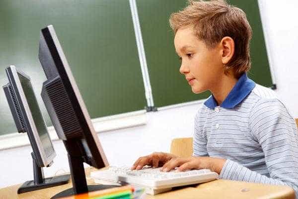 427 de copii din Argeş vor primi 200 de euro pentru calculatoare