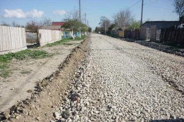 Lucrări de pietruire şi reparaţii pe 17 drumuri judeţene