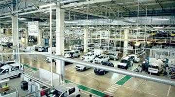 În timp ce la Mioveni invită oamenii la demisie, Dacia angajează masiv la Tanger