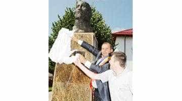 Primarul din Boteni refuză să dea jos bustul lui Petre Ţuţea