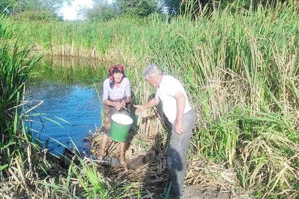 Condamnați la moartea prin sete, locuitorii a două sate din Cocu se aprovizionează cu apă din lacuri împuțite