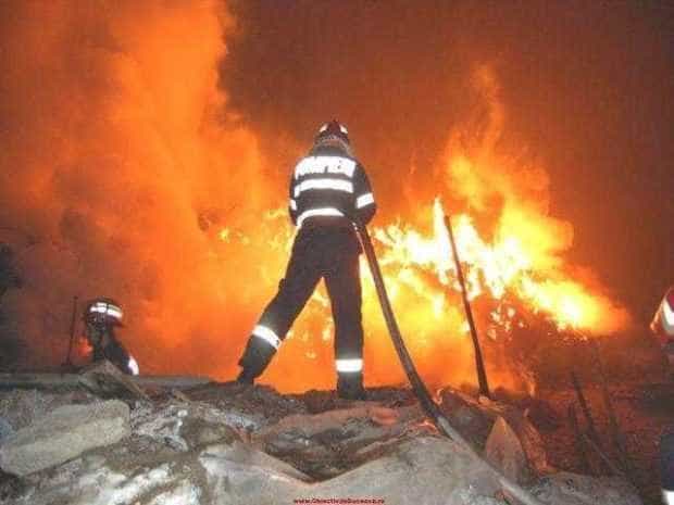 Incendiu devastator în Argeş: o grădiniţă şi un dispensar au luat foc