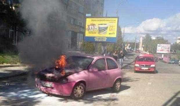O maşină a luat foc în mers în Piteşti
