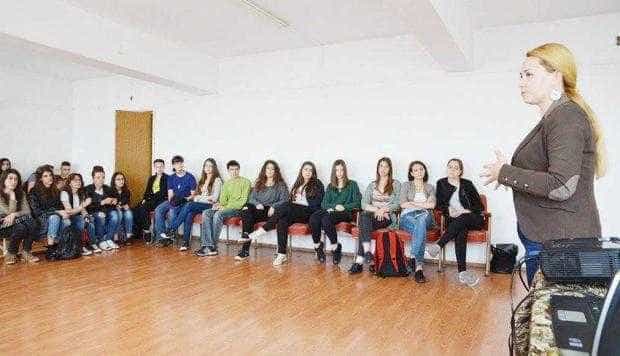 Centrul Europe Direct  Argeş în vizită la Liceul  de Artă „Dinu Lipatti”