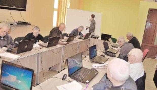 Persoanele vârstnice, încurajate să comunice pe Facebook