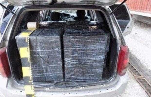 Muscelean prins cu țigări de contrabandă în mașină. Amendă usturătoare
