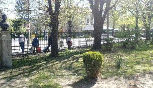 Primăria Piteşti vrea să mute gardul Colegiului „Brătianu” în spatele copacilor din curte, în ciuda opoziţiei profesorilor