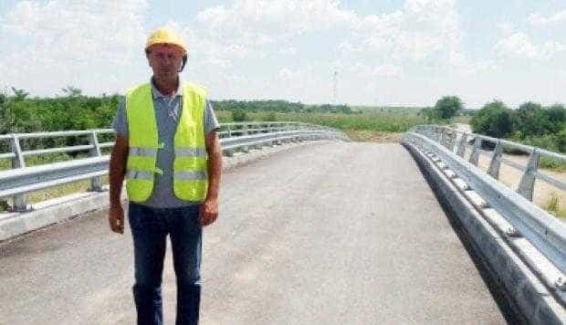 Podul ce leagă satele Cotmeana și Izbășești din comuna Stolnici așteaptă recepția finală