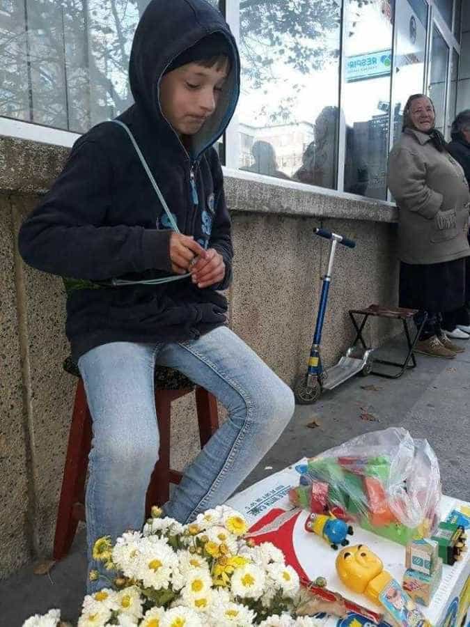 Primăria Mioveni face precizări în cazul băiatului care îşi vinde jucăriile pe trotuar