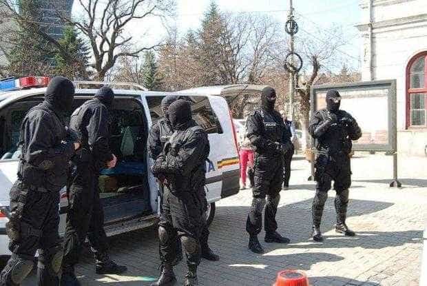Hoți care au operat în Argeș prin metoda „Împrietenire”, prinși de polițiștii constănțeni