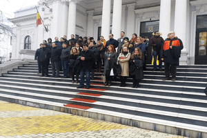 Zeci de judecători și procurori au protestat pe scările Curții de Apel Pitești