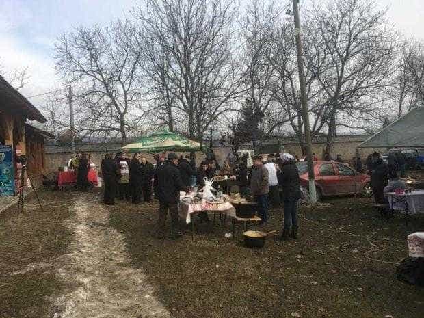 Primarii s-au întrecut în sacrificat porci, la Golești: cel mai mare groștei a venit de la Rociu 8 ignat3