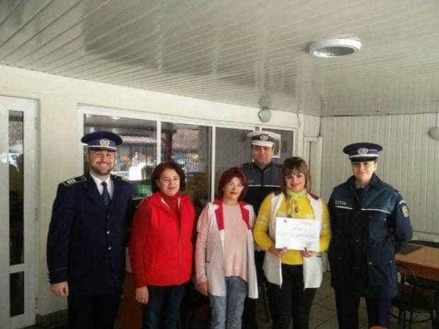 Poliția Română mulțumește agenților din Drăganu și ospătăriței care a predat geanta cu bani găsită în local 7 pol2