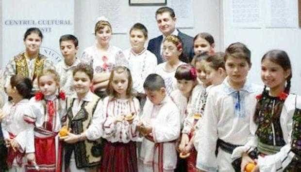 Spectacol de folclor dedicat Zilei Femeii la Centrul Cultural Piteşti