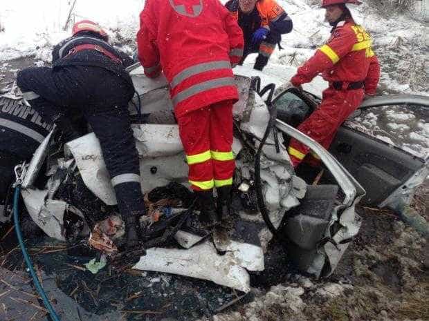 Accident teribil cu trei răniţi şi un mort la Cotmeana după ce un Logan a intrat într-un TIR