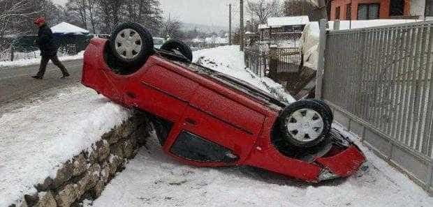 Autoturism răsturnat la Câmpulung. Şoferul, scos de localnici din maşină