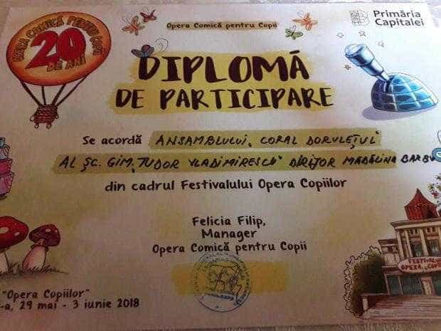 Corul Școlii Tudor Vladimirescu, felicitat de soprana Felicia Filip la Gala Cantus Mundi 8 diploma