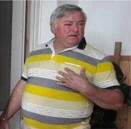 Primarul din Dârmănești apare cu ochiul vânăt într-o fotografie. Spune că el a fost cel bătut de Usr-ist