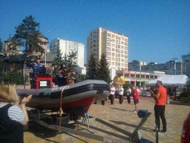 De ziua lor, pompierii au defilat prin Piața Vasile Milea
