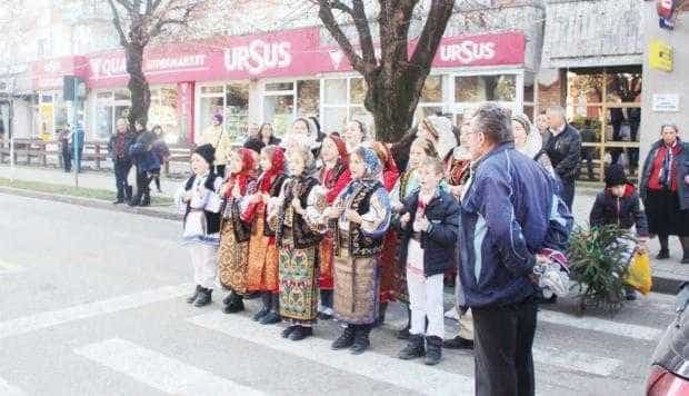Festivalul „Florile dalbe”, un regal  al datinilor şi obiceiurilor argeşene