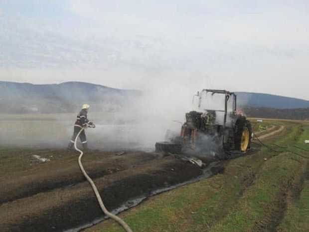 Tractor cuprins de flăcări pe un câmp din Mioveni