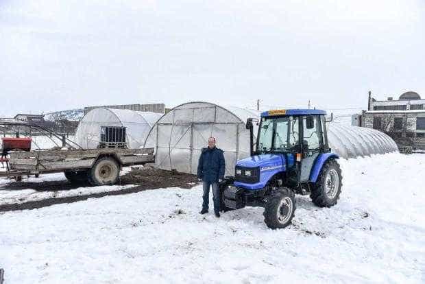 presshub.ro: Ridichile și ardeii de Apahida cresc cu tractorul european din fundul curții – PressHub