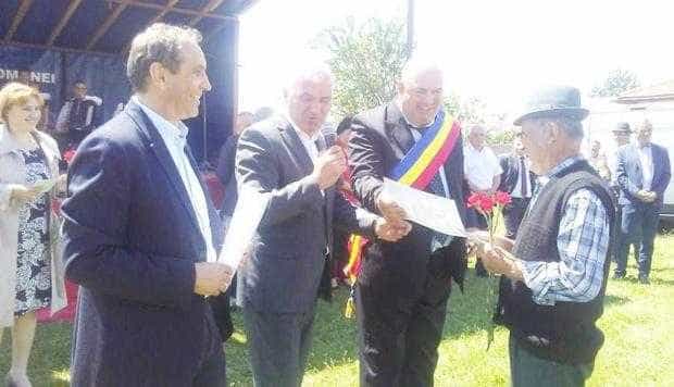 De Ziua comunei Slobozia, primarul Petre Funie a acordat diplome de fidelitate cuplurilor care au împlinit 50 de ani de căsătorie