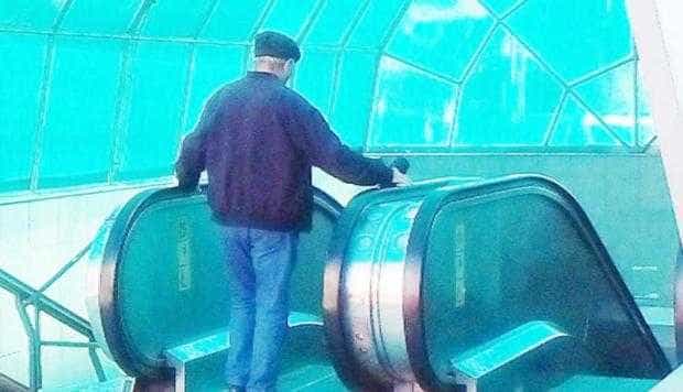 O parte dintre scările rulante de la pasajul Magnolia s-a stricat. Primăria Pitești doarme