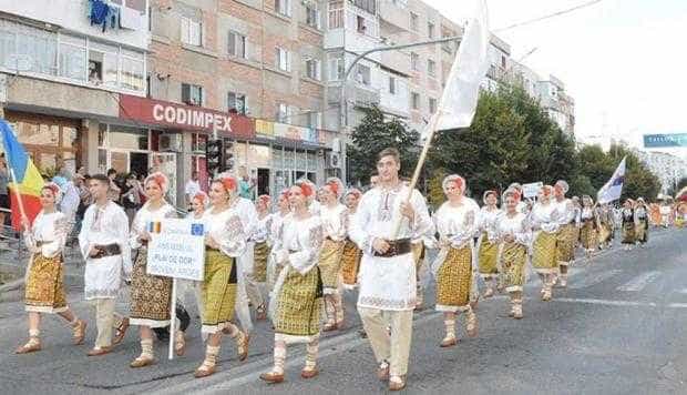 Ziua Naţională a Costumului Tradiţional Românesc, marcată printr-o paradă specială la Mioveni