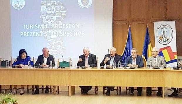 Dan Manu, preşedinte CJ Argeş:  „Turiştii şi anumiţi agenţi economici ignoră pericolul reprezentat de prezenţa animalelor sălbatice în zona Cetăţii Poenari”