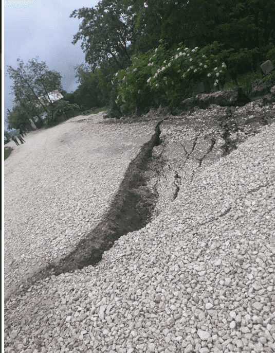 DN 73 D surpat din cauza unei alunecări de teren