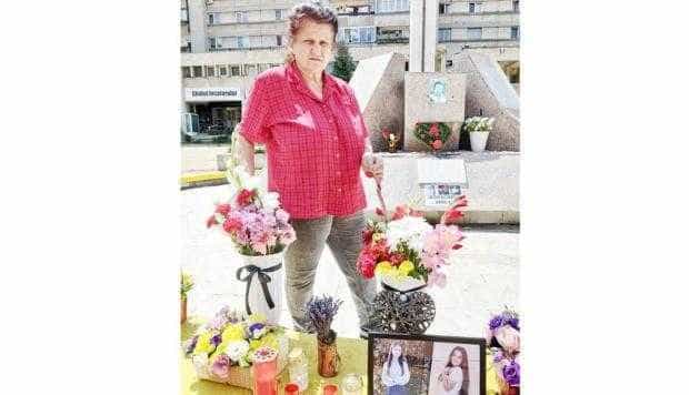 Olga florăreasa a făcut un altar pentru cele două adolescente ucise în Caracal