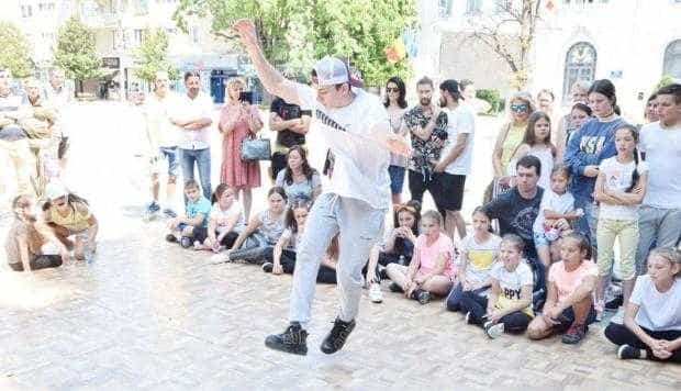 Centrul Cultural Piteşti a organizat un concurs de street dance în Piaţa Primăriei