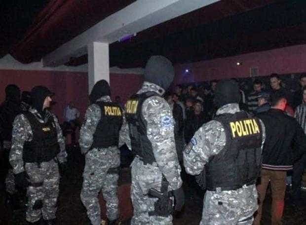 Două persoane au fost reţinute pentru trafic cu ecstasy într-un club din Piteşti