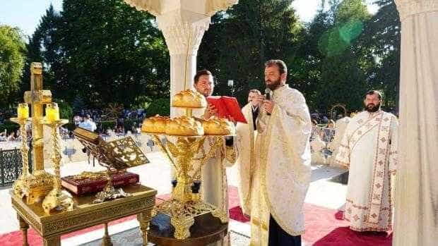  Credincioșii au luat cu asalt mănăstirea Curtea de Argeș, încă de aseară