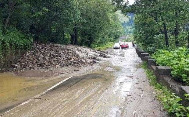 Autoturisme blocate de aluviuni la Lerești