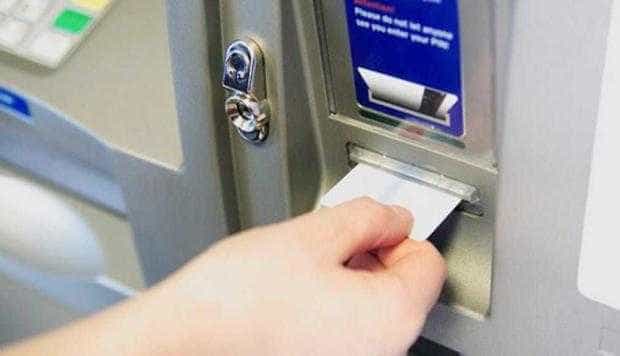 Bărbat reţinut după ce i-a păcălit pe angajaţii unor firme să depună bani în conturi false